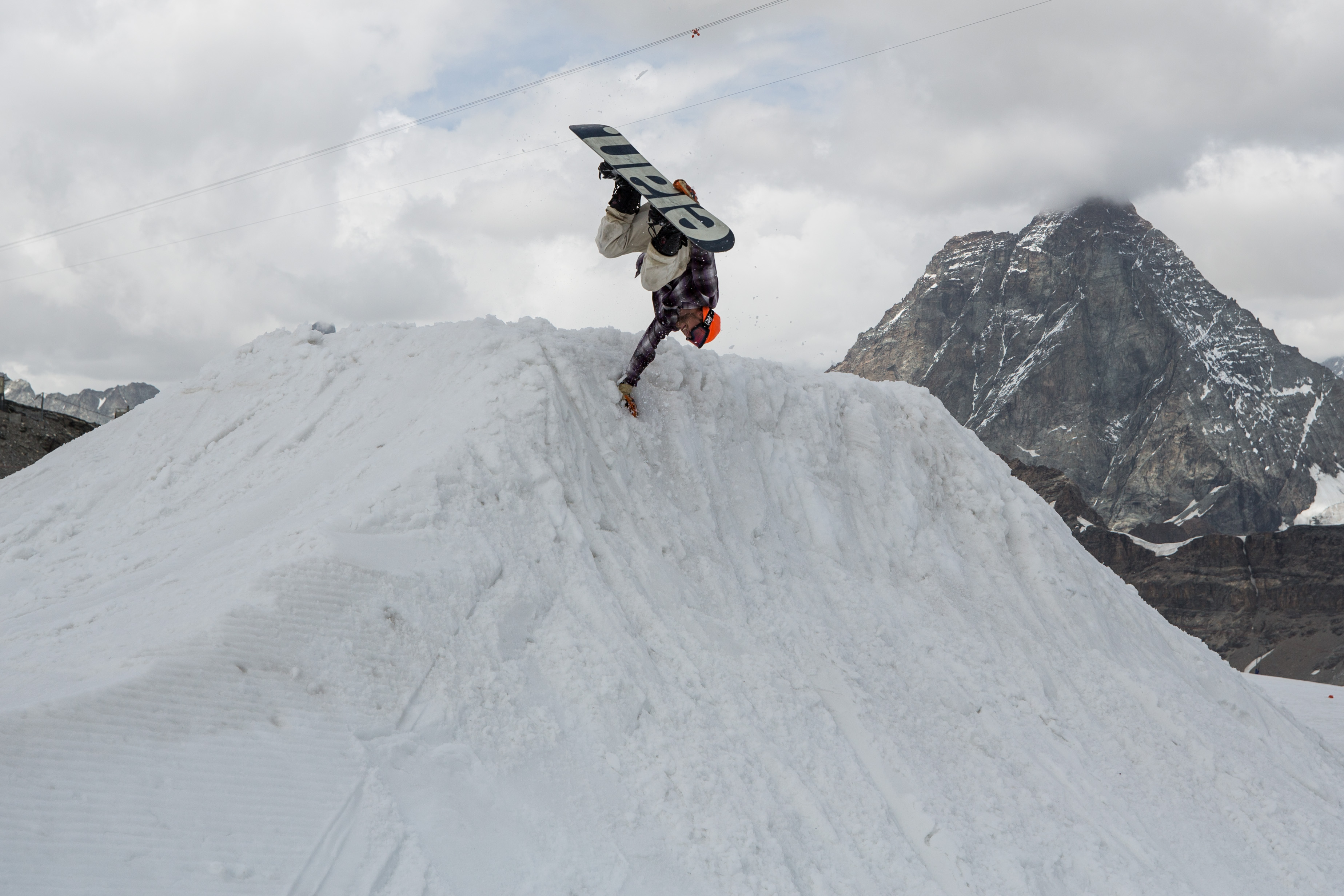 Valentin-Zimmermann_Handplant__Zermatt_Kuno-Egli