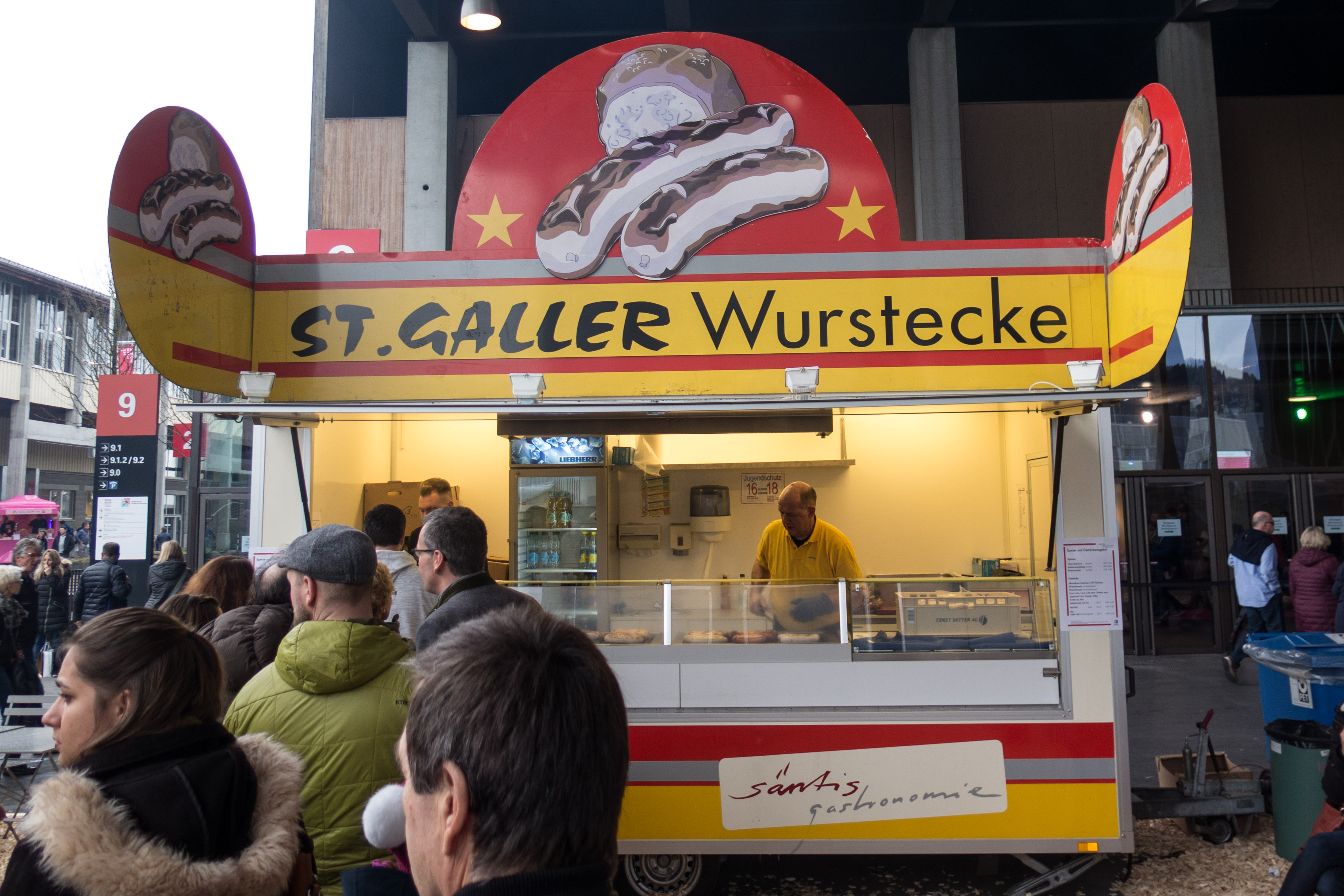 Olma Bratwurst_Waiting in Line_LSCRailBattleSt.Gallen_Kuno Egli Whiteout